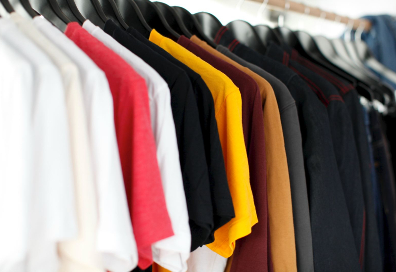 Gambar bakul baju kotor dan mesin basuh