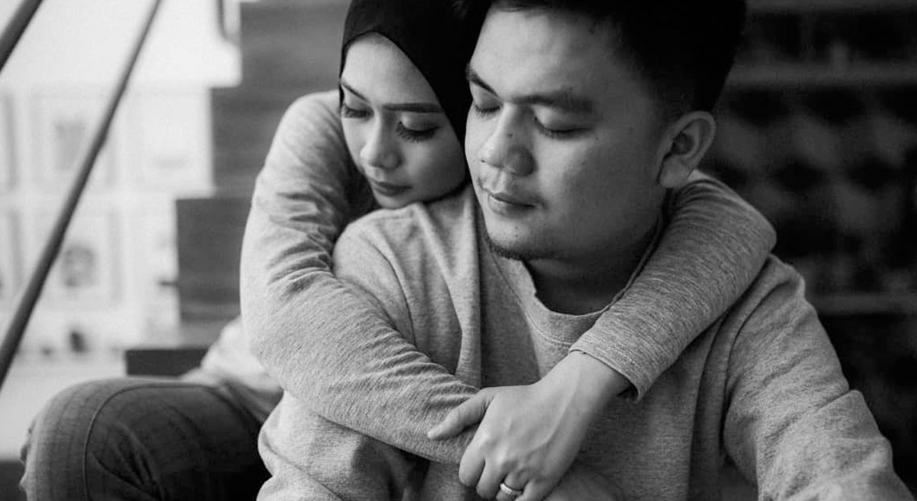 Gambar pasangan suami isteri sedang duduk bergurau senda melambangkan kasih sayang.