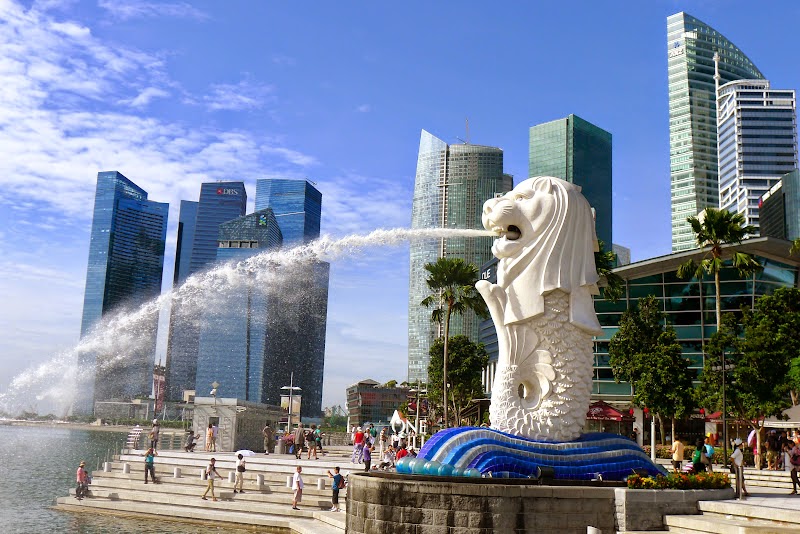 Gambar pelbagai tempat menarik di Singapura seperti Universal Studios dan Menara Merlion untuk panduan pelancongan.