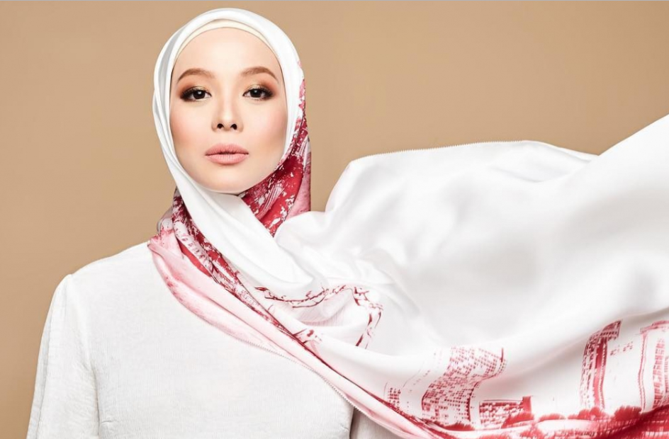 Gambar wanita memegang rambut yang sihat, lembut dan berkilat.