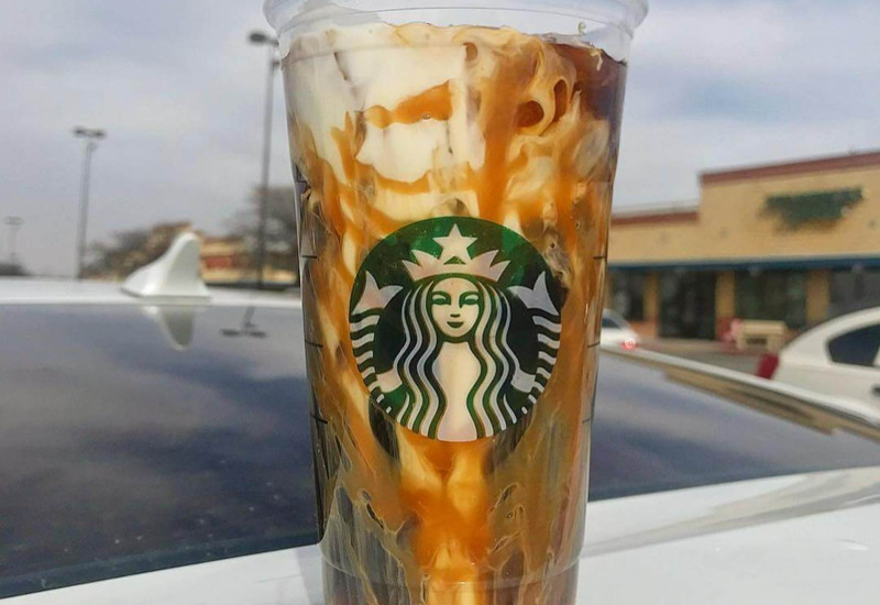 Caramel Almond Macchiato dengan lapisan karamel