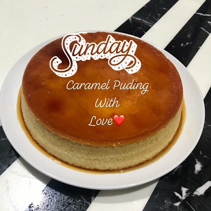 Puding karamel dengan lapisan sos gula perang di atas