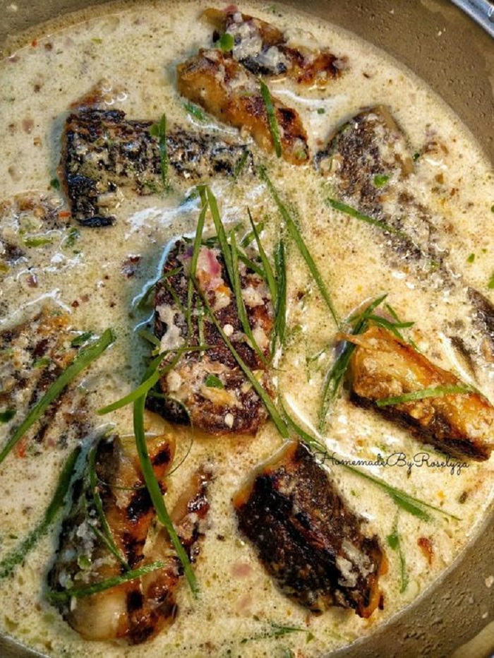 Ikan keli bakar dengan kuah cekur dan pecal