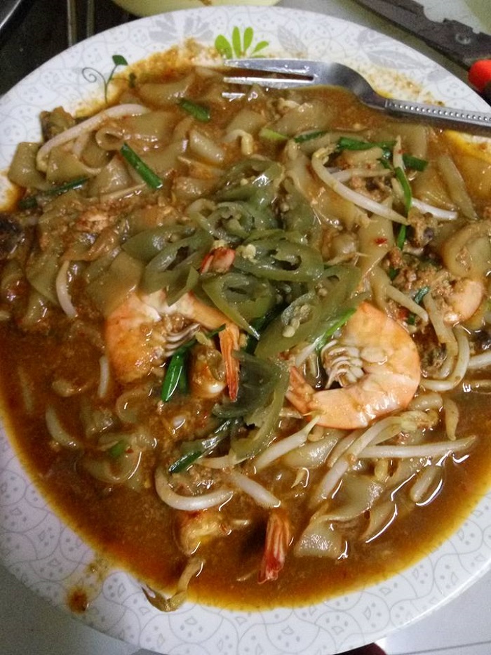 Sepinggan Char Kuey Teow Penang dengan udang, kerang, tauge, dan kucai yang sedap dan menggalakkan selera
