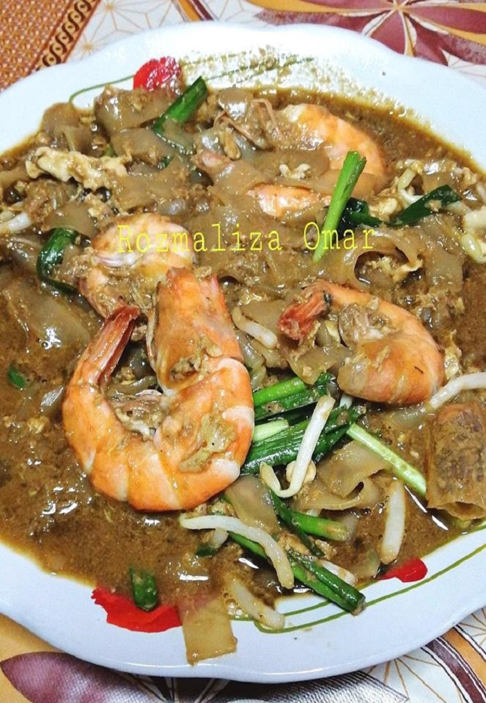 Sepinggan char kuey teow goreng dengan udang, taugeh dan kucai yang kelihatan sedap dan menggoda selera.