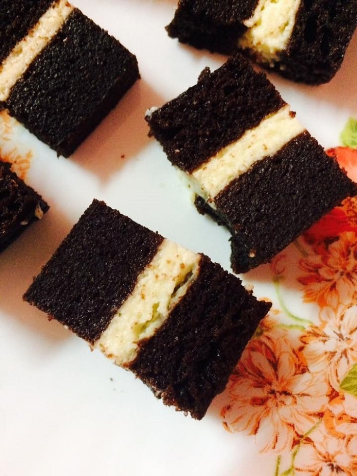 Kek lapis coklat dengan kek susu bertingkat