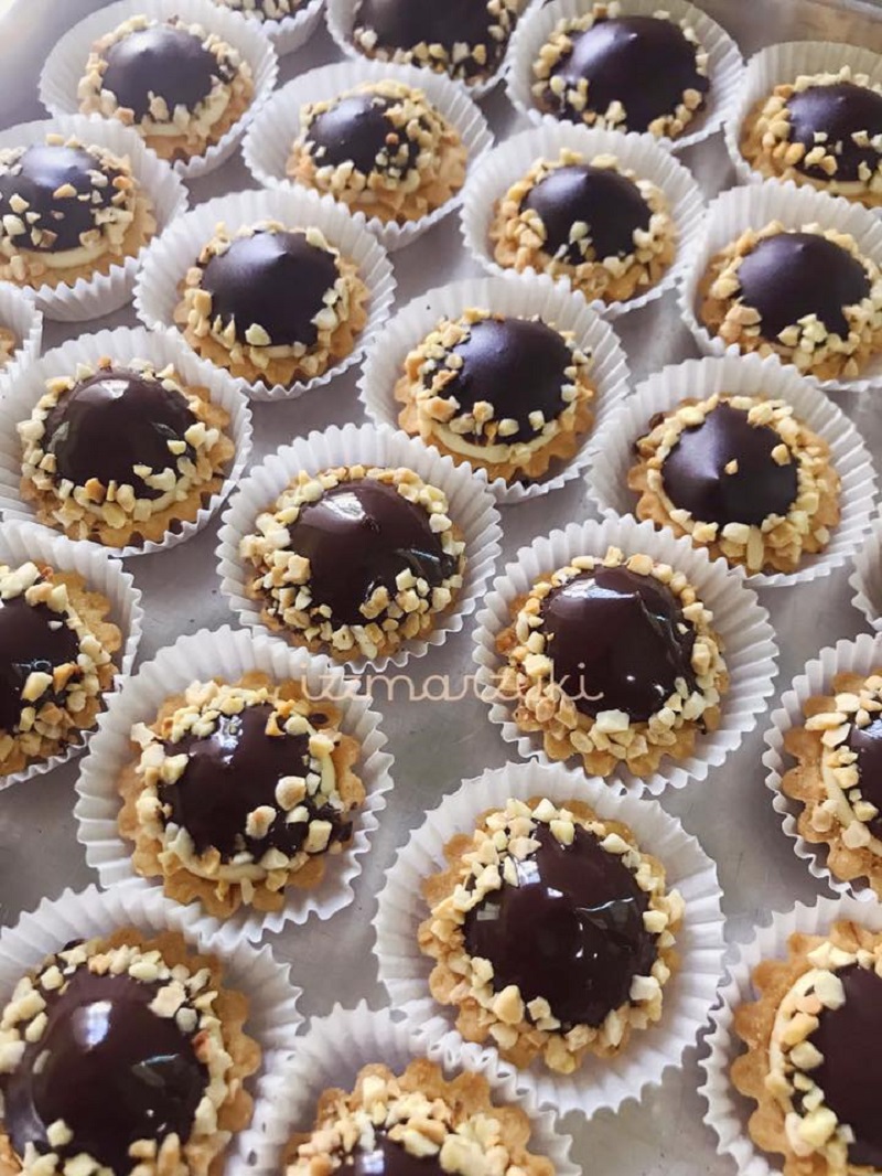 Magnum cheesetart gebu berlapis coklat dengan hiasan badam dicincang.