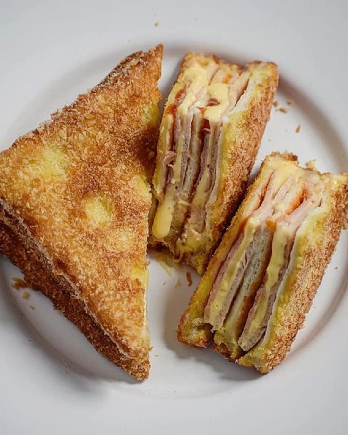 Monte Cristo sandwich dengan hirisan ayam