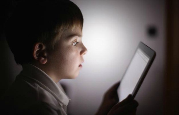 Kumpulan kanak-kanak bermain tablet di dalam bilik