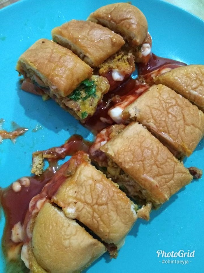 Roti John ala bazar Ramadhan dengan inti melimpah