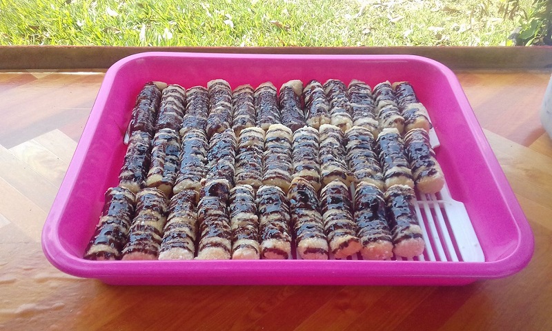 Churros rangup bersalut gula castor disajikan bersama sos coklat untuk dicicah.