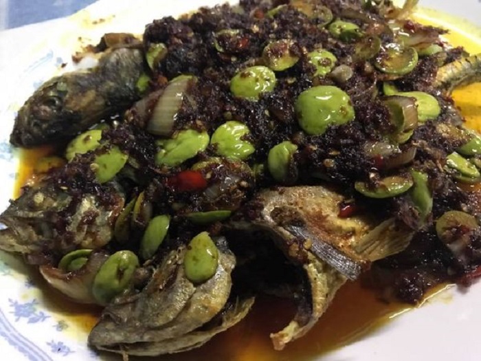 Ikan cencaru kicap dengan cili padi dan petai