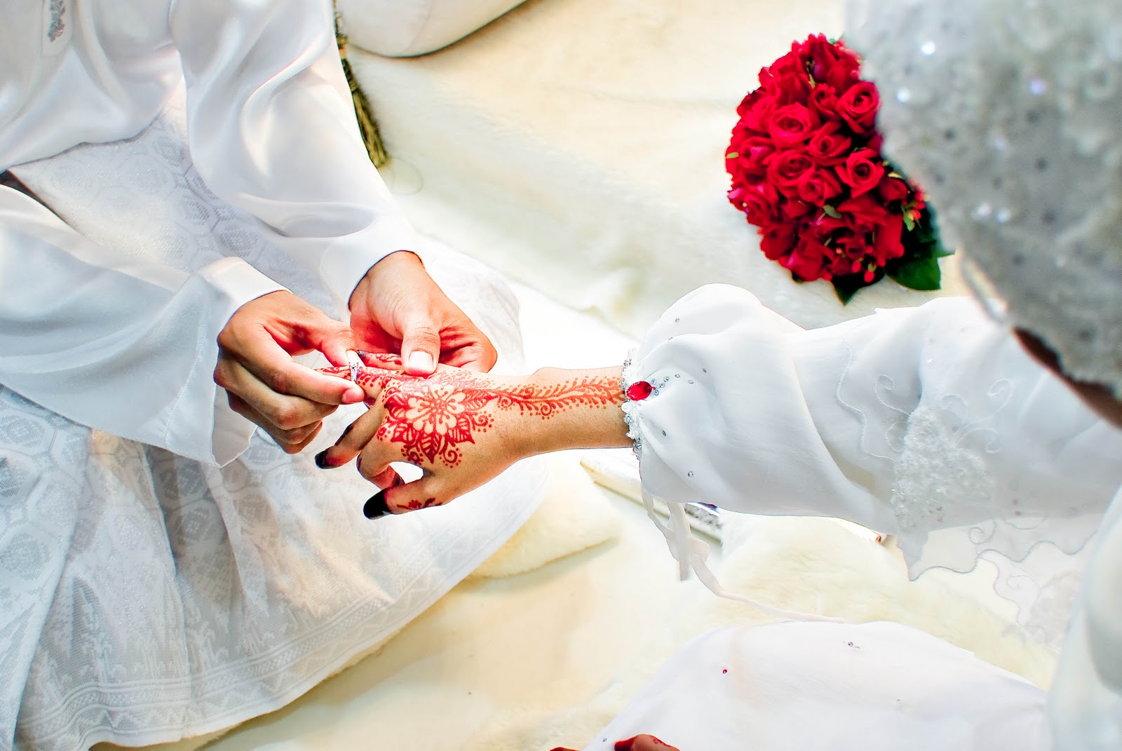 Gambar cincin perkahwinan melambangkan ikatan halal dan kelebihan berkahwin muda.