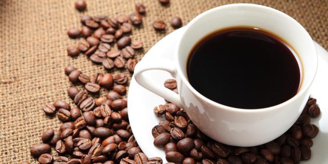Cawan kopi panas sedang dinikmati untuk menghilangkan dahaga dan menambah tenaga.