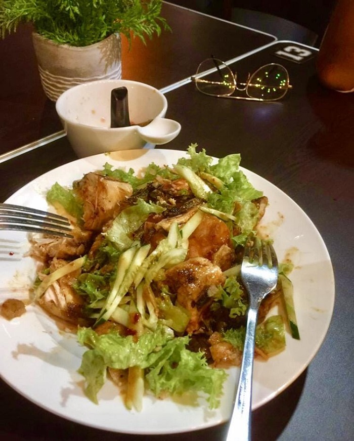 Sepinggan colek ayam Kelantan dengan ayam goreng, cucur, dan sos pedas