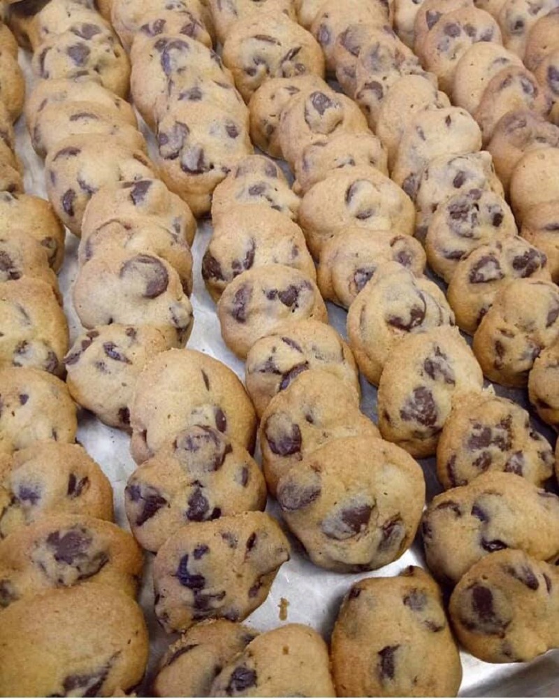 Sebalang chocolate chip cookies yang ketuhar dengan rupa rangup dan chocolate chip yang gebu.