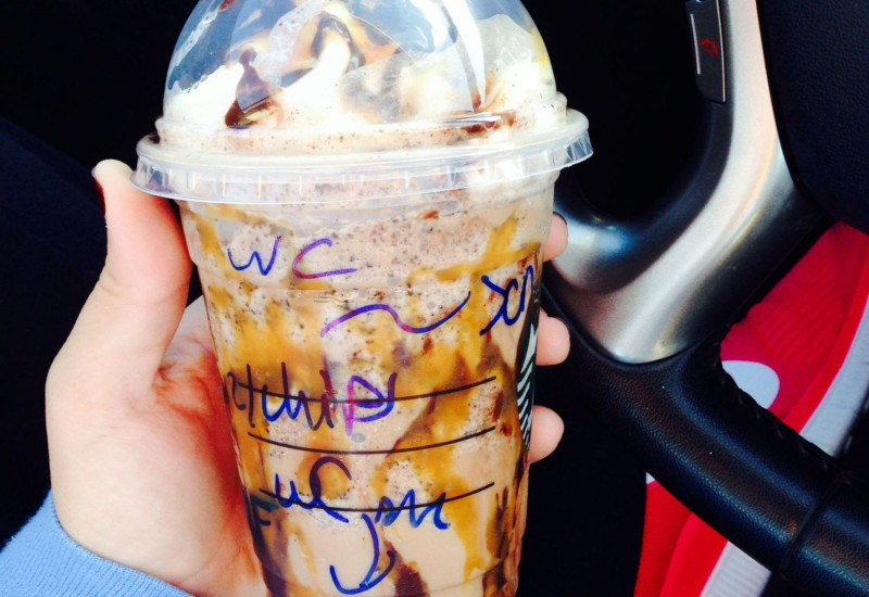 Caramel Cookie Bar Frappuccino dengan taburan biskut