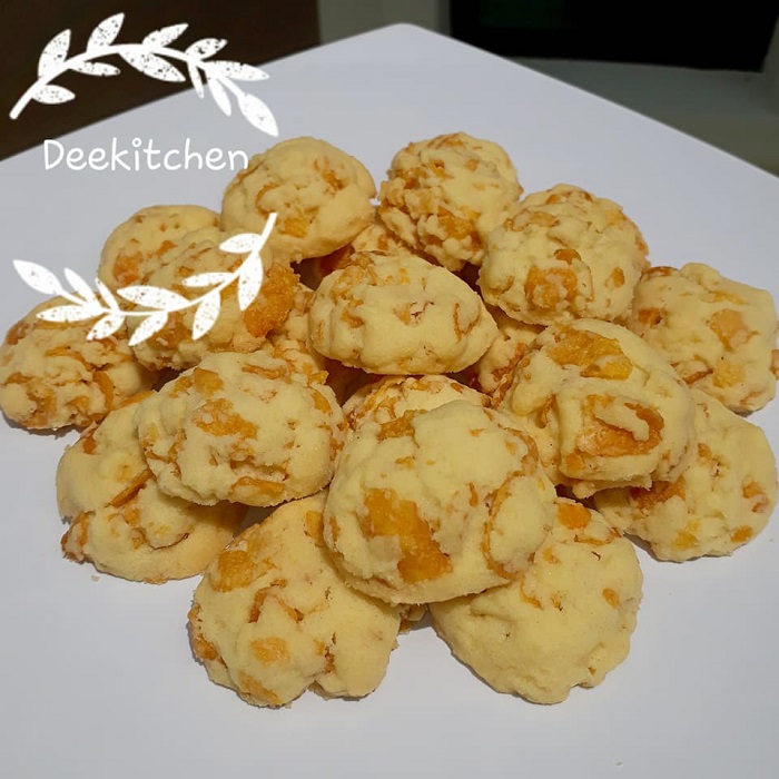 Gambar cornflakes crunchy cookies berbentuk bulat berwarna keemasan yang rangup.