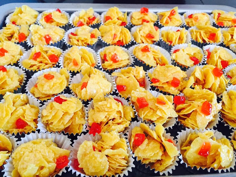 Sebagai gambaran kuih cornflakes madu yang rangup dalam balang kaca untuk sambutan Hari Raya.