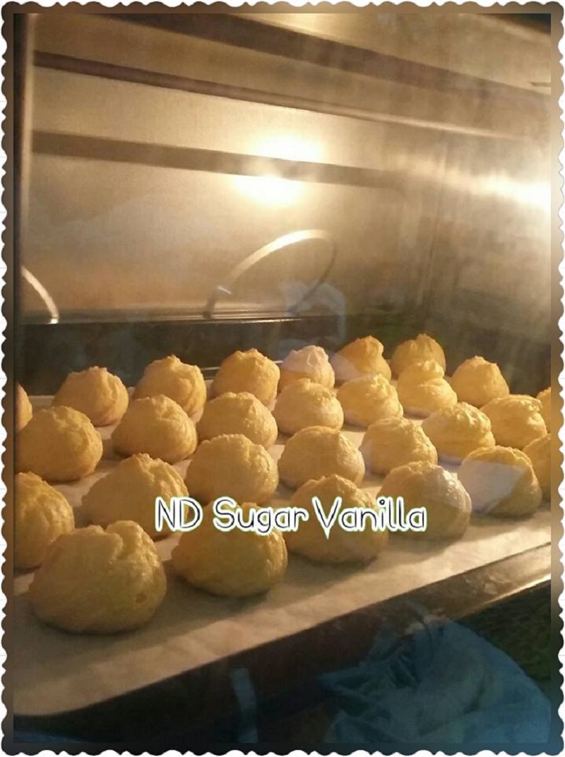 Gambar cream puff yang telah siap dibakar dengan hiasan gula aising