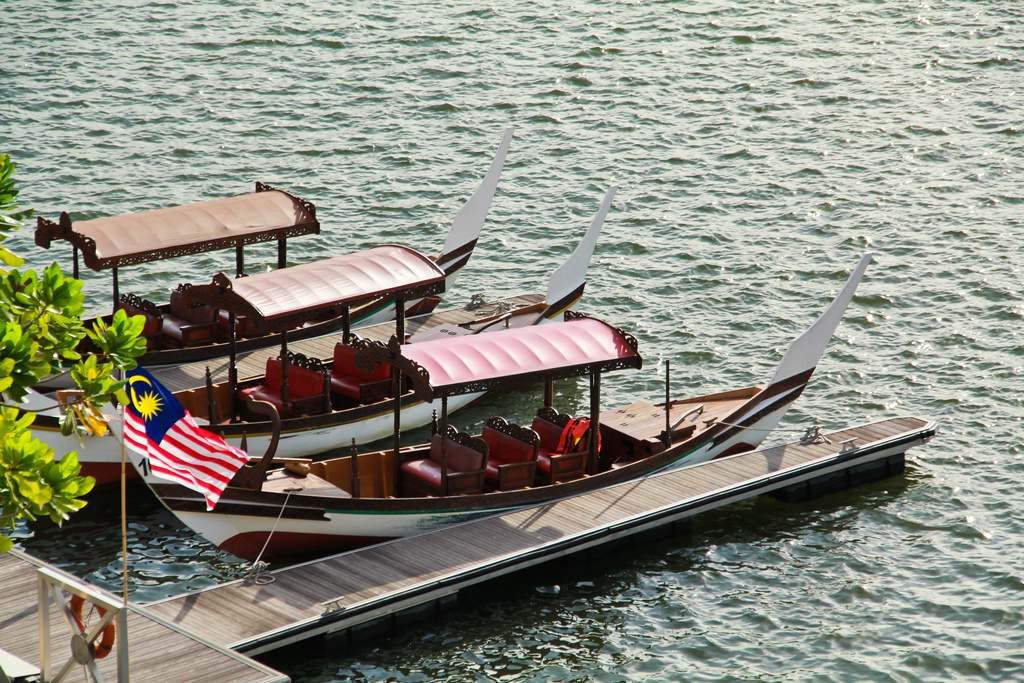 Kapal persiaran cruise di Tasik Putrajaya