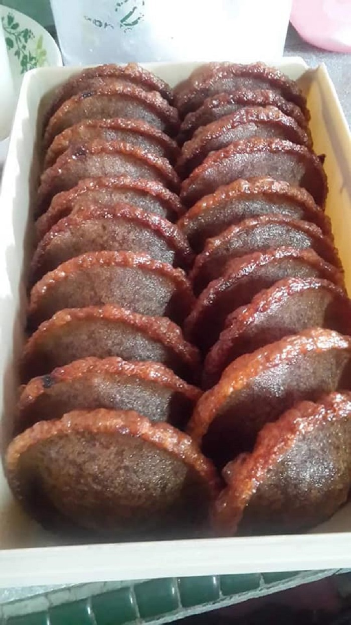 Gambar cucur jawa (kuih topi) yang telah siap digoreng berwarna perang keemasan.