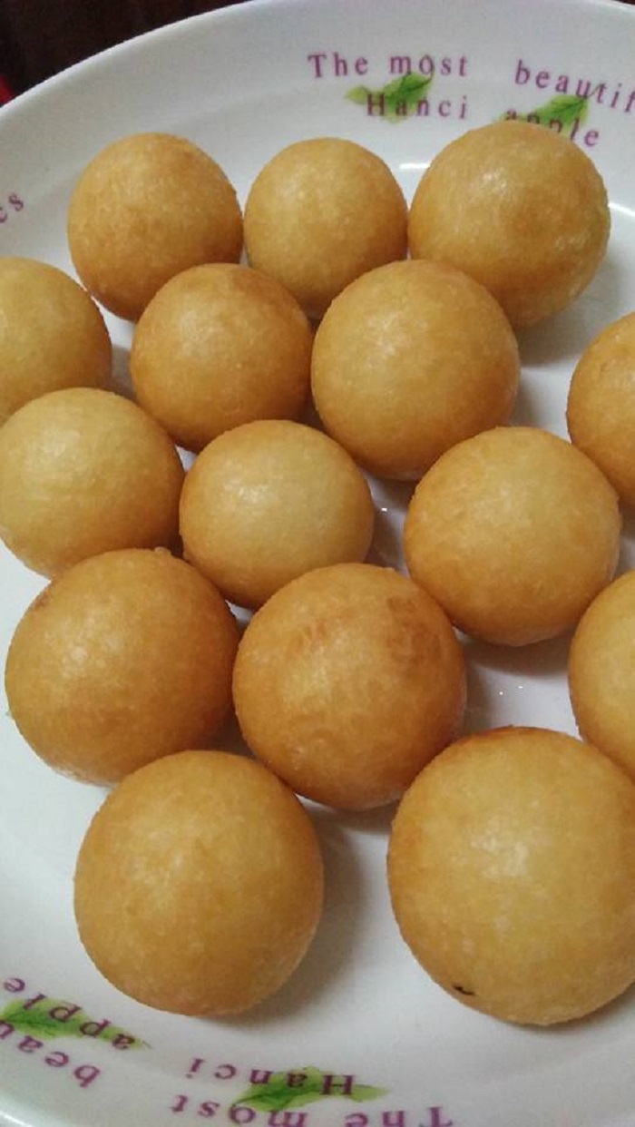 Pelbagai jenis kuih cucur goreng yang rangup untuk snek petang.