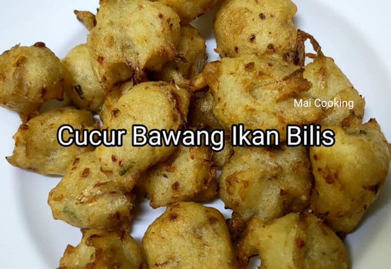 Cucur ikan bilis dan bawang yang rangup
