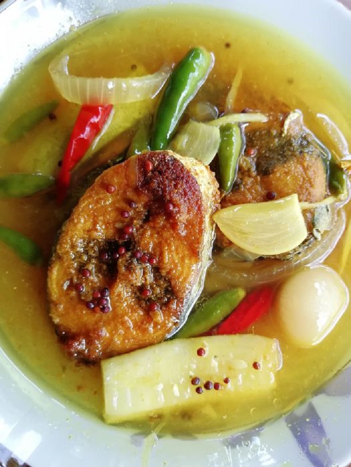 Pinggan lauk ikan tongkol masak sambal bersantan berkuah pekat yang menggugah selera.