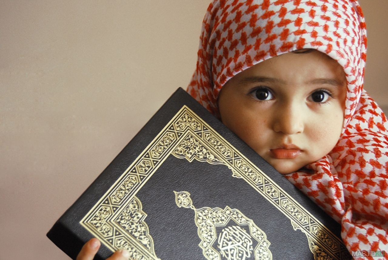 Ibu mengajar anak membaca Al-Quran di rumah.