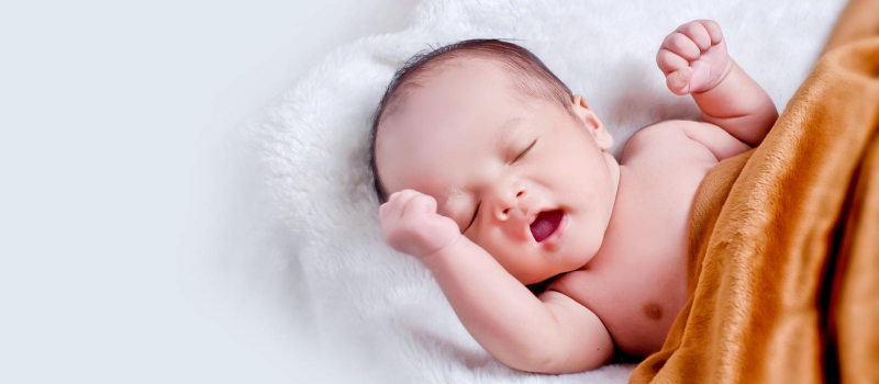 Ibu sedang memeluk bayi yang baru dilahirkan sebagai gambaran cuti bersalin