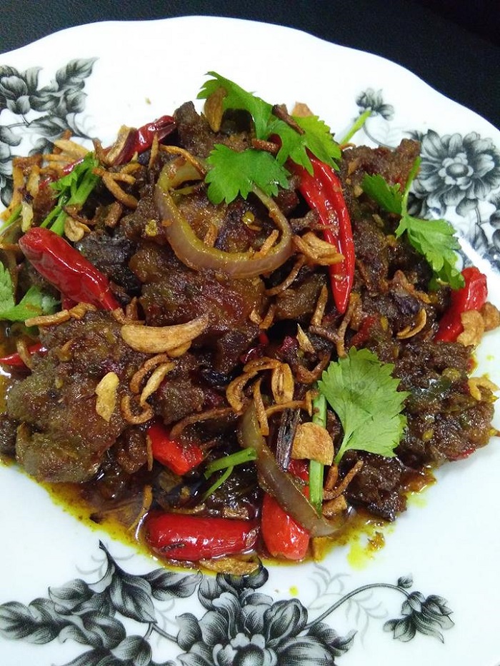 Gambar hidangan daging goreng madu berempah yang kelihatan sedap dan lazat untuk dijadikan lauk.