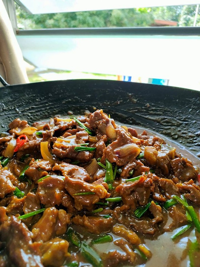 Daging kicap ala Korea berkilat dengan hirisan bawang