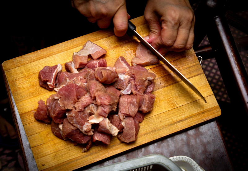 Potongan daging mentah dalam bekas plastik