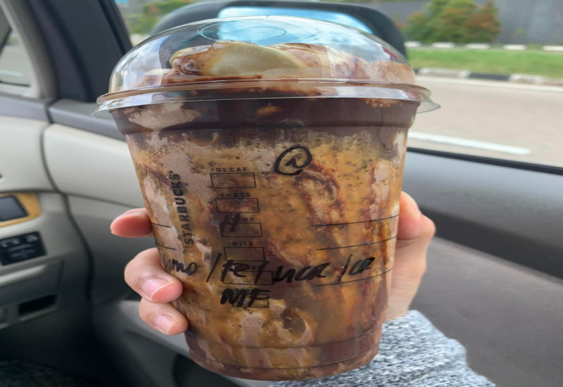 Daim Frappuccino dengan taburan karamel rangup
