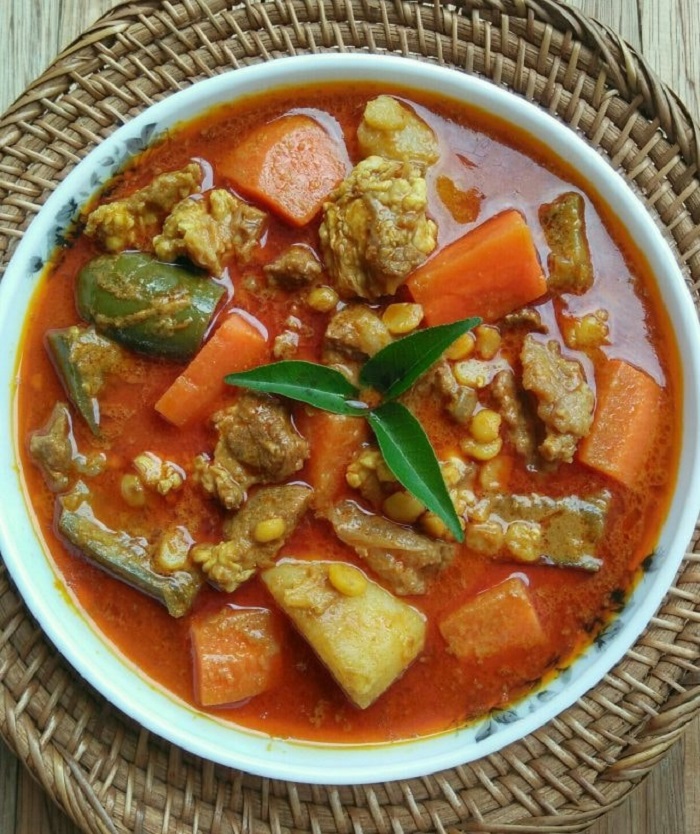 Dalca daging dengan campuran sayuran dan kuah pekat