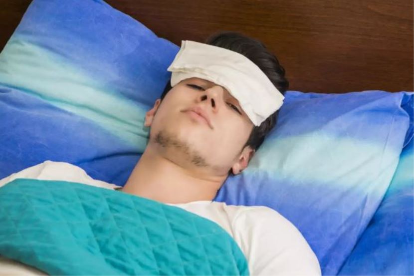 Gambar kanak-kanak yang sedang demam dengan termometer di mulut untuk mengukur suhu badan.