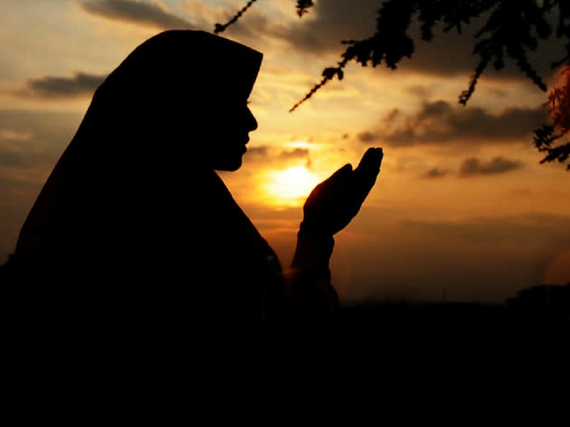 Gambar wanita berhudah tersenyum melambangkan kasih sayang dan kelembutan