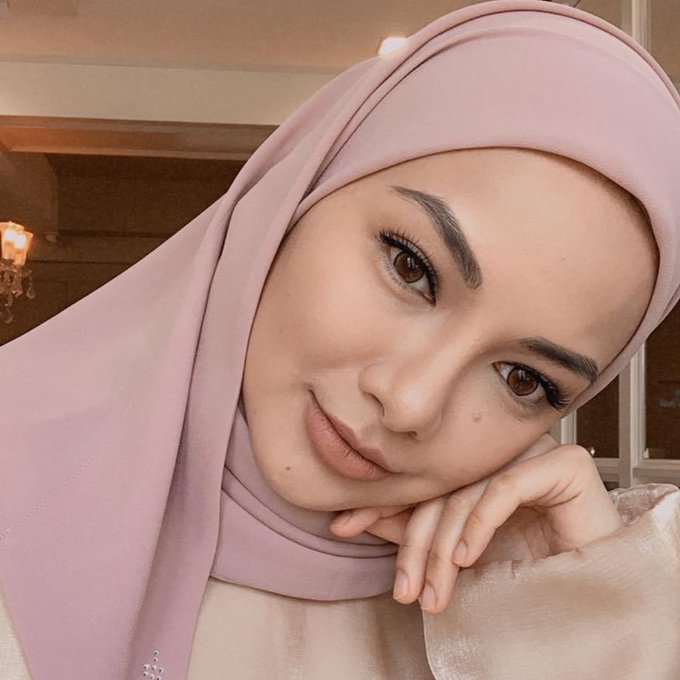 Gambar Neelofa bersama teks doa untuk murah rezeki yang diamalkannya.