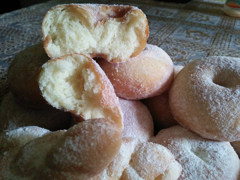 Donat gebu garing bersalut gula di atas pinggan saji
