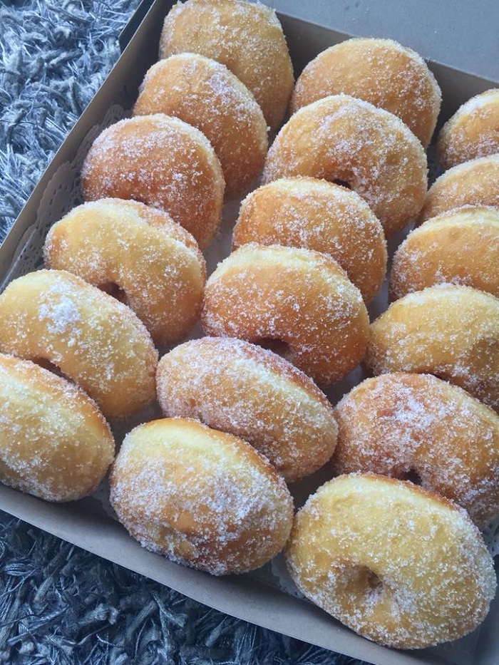 Donut kentang yang gebu dan kekuningan hasil ulian tangan