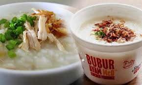 Mangkuk bubur nasi yang masih panas