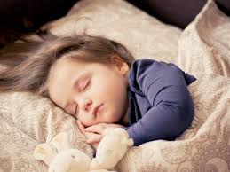 Bayi sedang tidur dengan lena di katil