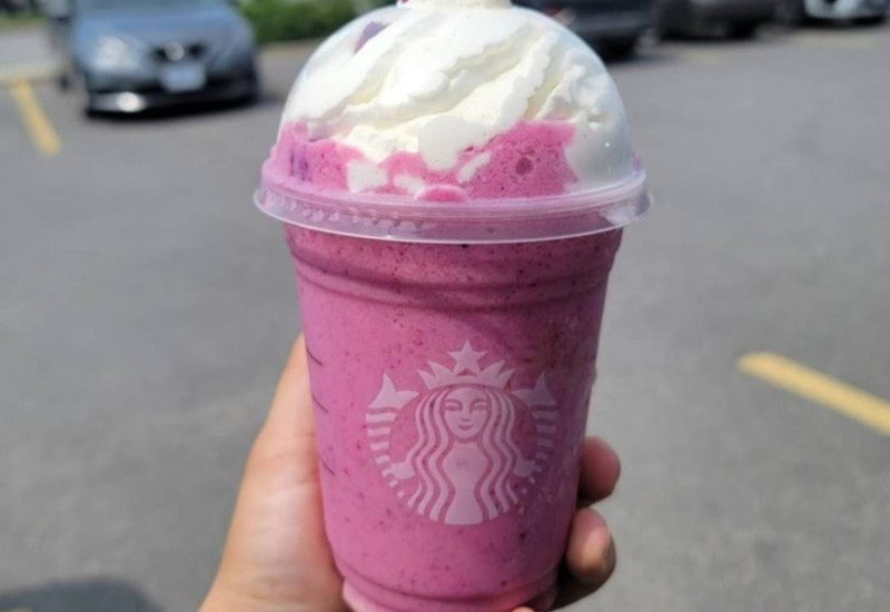 Dragon Fruit Frappuccino berwarna merah jambu terang