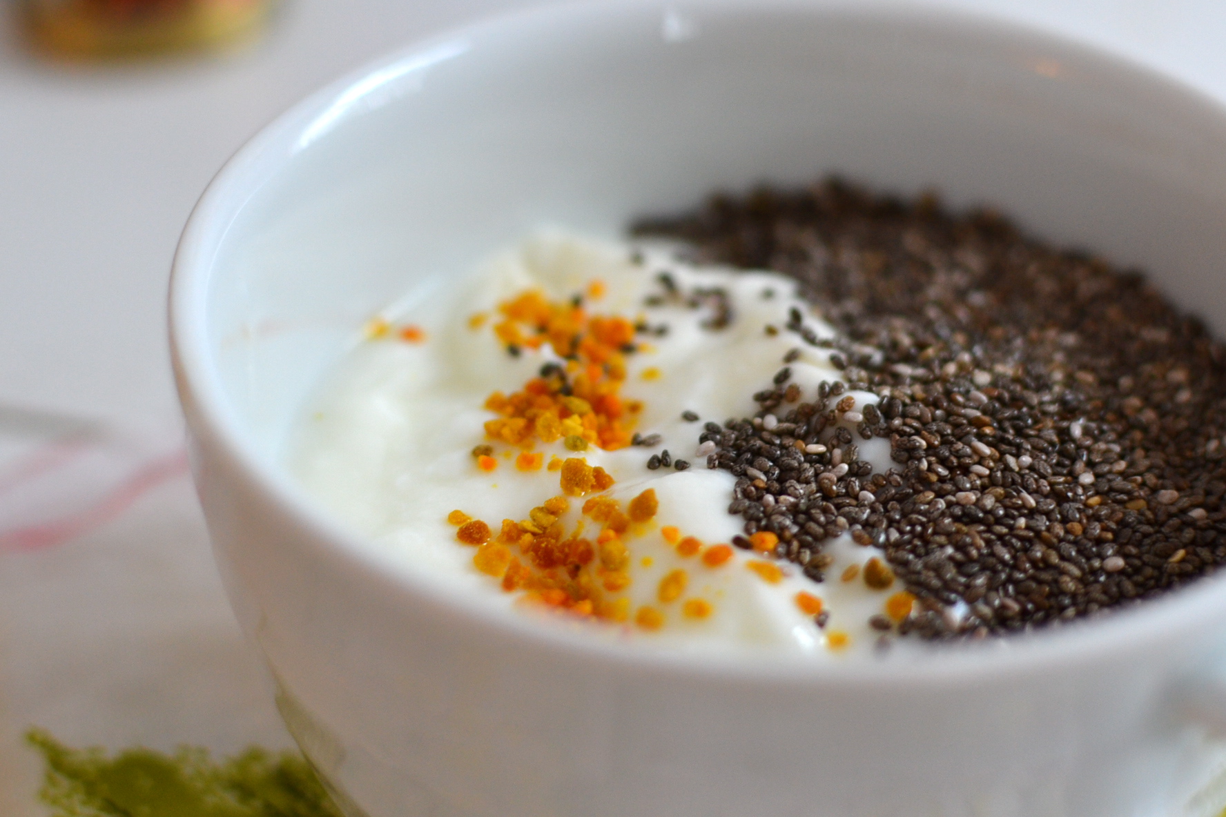 Sebiji telur dengan biji chia seed untuk ibu mengandung