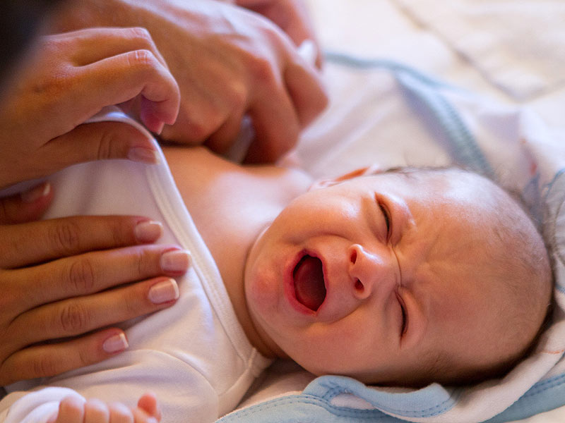 Gambar bayi sedang menangis pada waktu malam