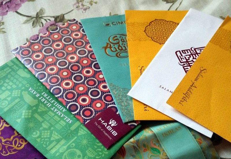 Sampul hijau berisi duit raya