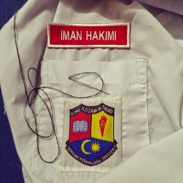cara tampal lencana sekolah