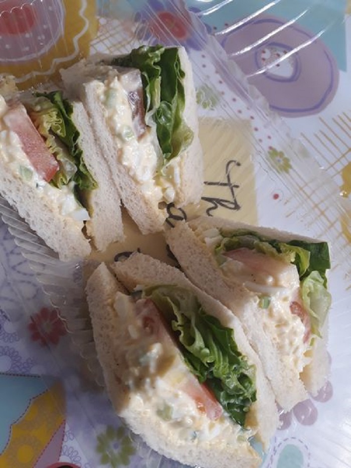 Sandwich telur mayo dengan jus lemon