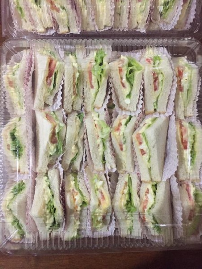 Sandwich telur mayo dipotong separuh